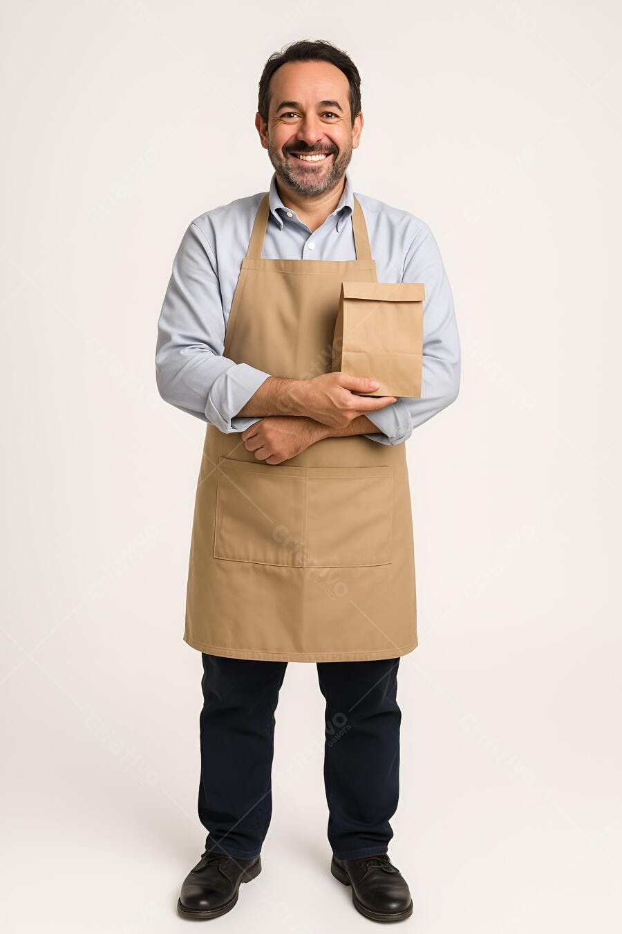 Empresário sorrindo com saco de papel