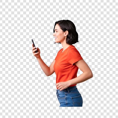 Mulher de perfil andando usando celular