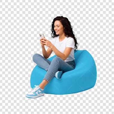 Mulher de lado sentada em poltrona puff inflável feliz usando celular