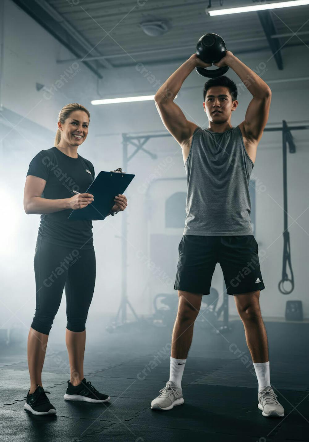 Imagem de alta qualidade mostrando um jovem asiático realizando exercício com kettlebell sob a orientação de uma personal trainer. Cores escuras e tons neutros predominam. A atmosfera é focada e profissional, em uma academia moderna.