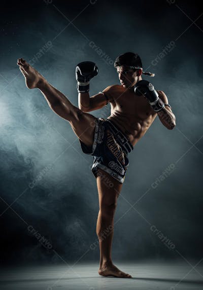Lutador de Muay Thai em chute alto (2)