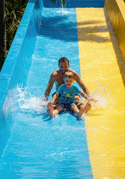 Pai e filho descendo toboágua