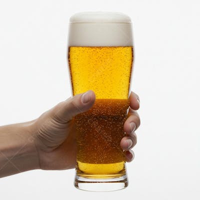 MÃO SEGURANDO COPO DE CERVEJA PARA COMPOSIÇÃO (1)