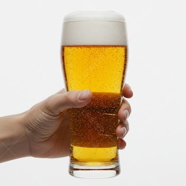 MÃO SEGURANDO COPO DE CERVEJA PARA COMPOSIÇÃO (3)