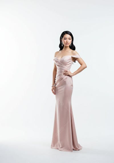 Modelo asiática em vestido longo rosa
