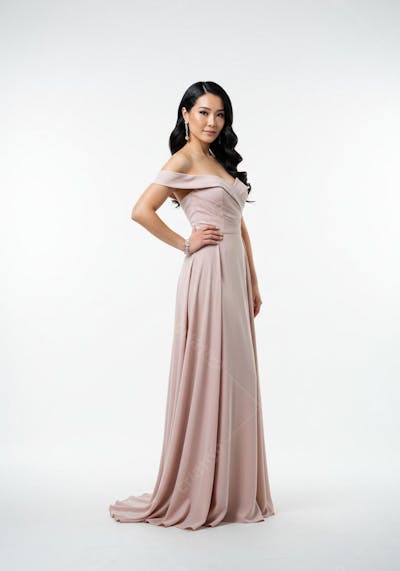 Modelo asiática em vestido longo rosa