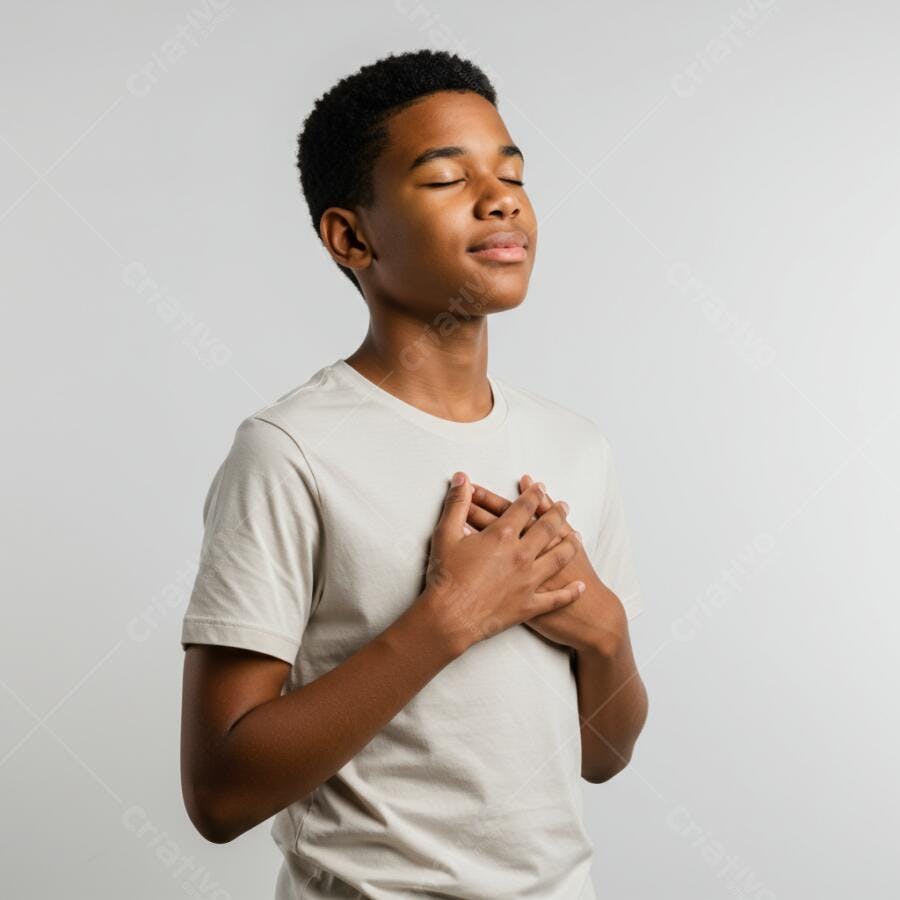 Adolescente negro meditando com as mãos no peito