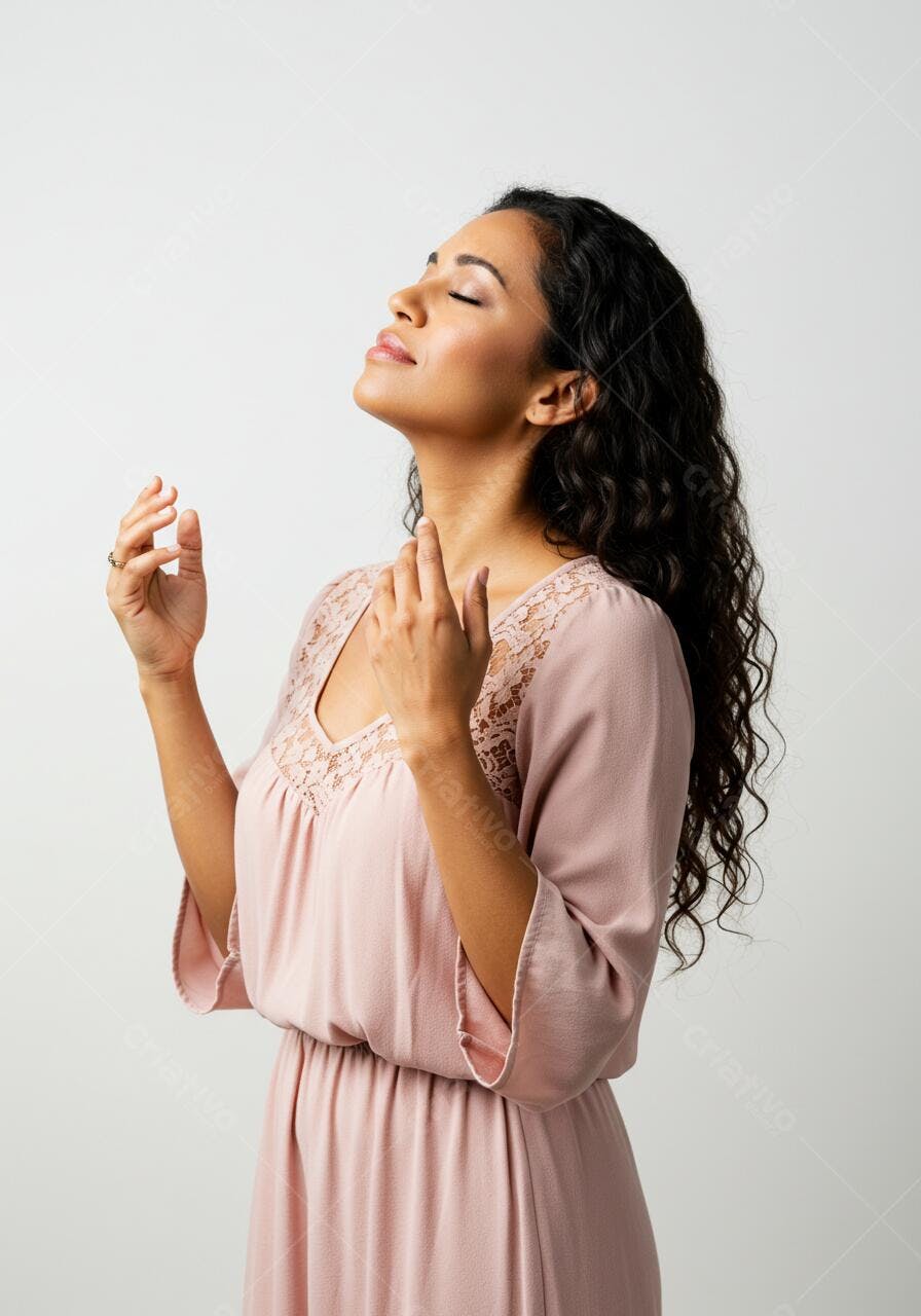 Mulher meditando em vestido rosa claro