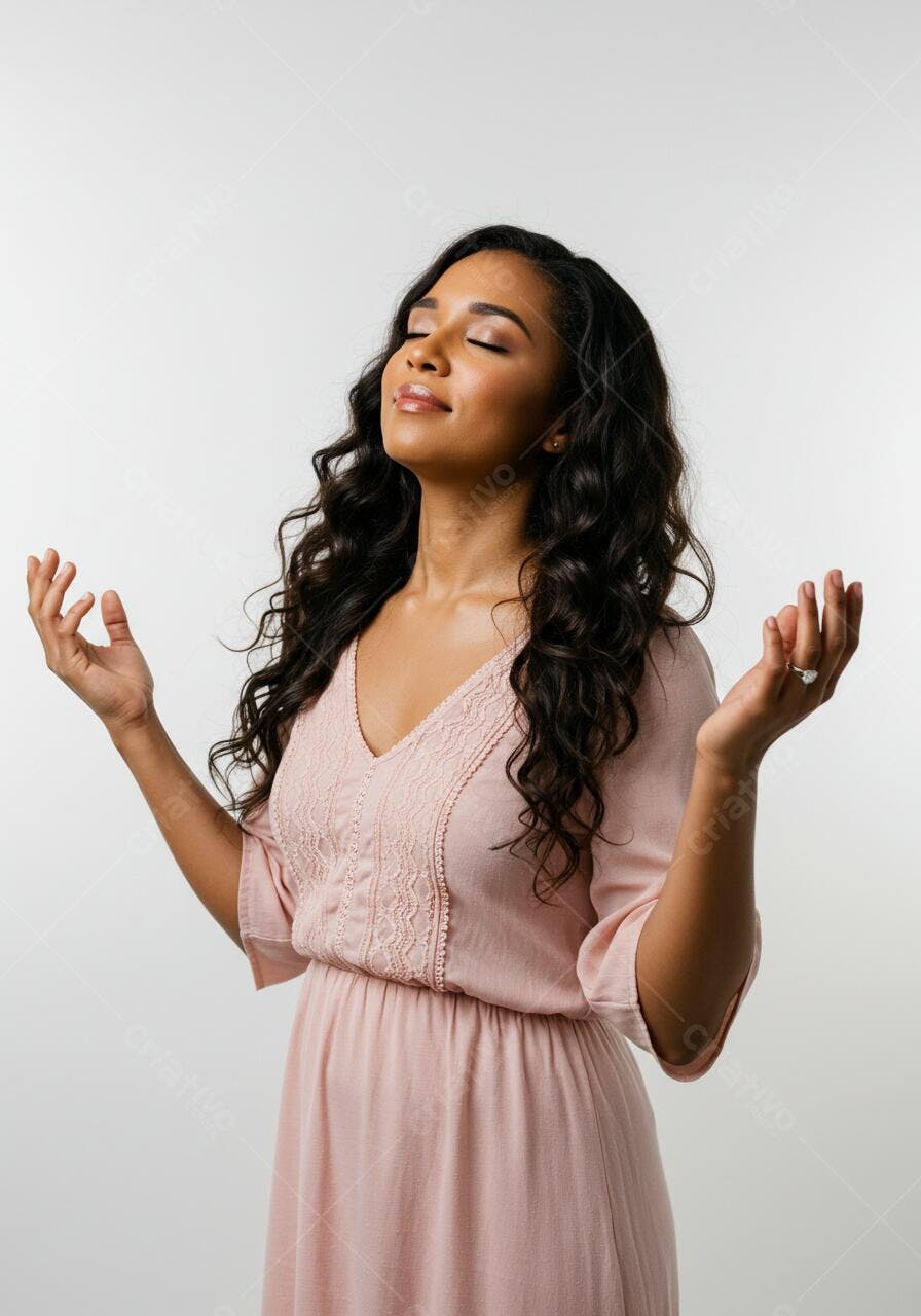 Mulher negra meditando em vestido rosa