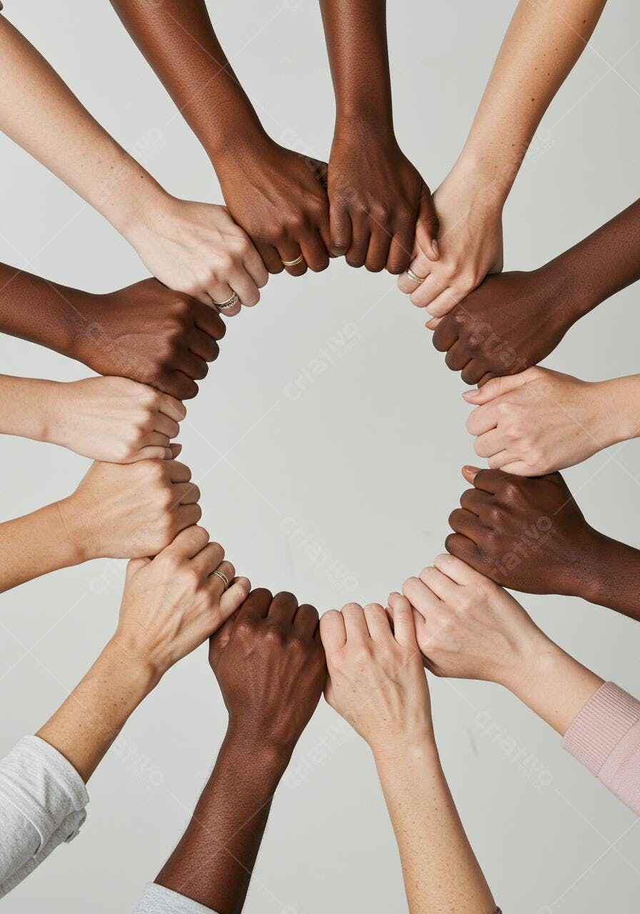 Mãos unidas em círculo diverso