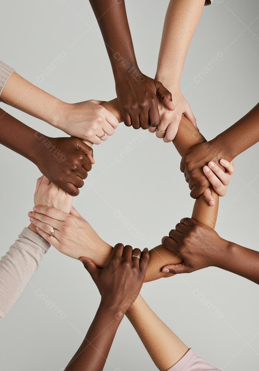 Mãos unidas formando círculo diversidade