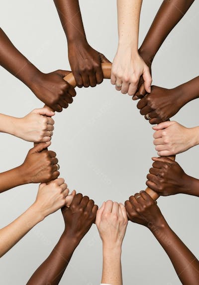 Mãos diversas unidas em círculo