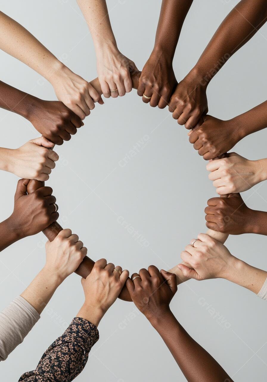 Mãos unidas formando círculo diversidade