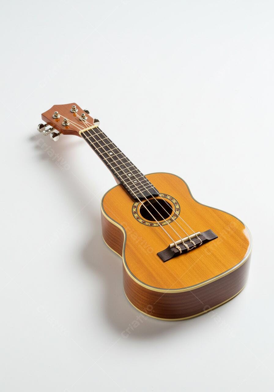 Ukulele marrom claro sobre fundo branco