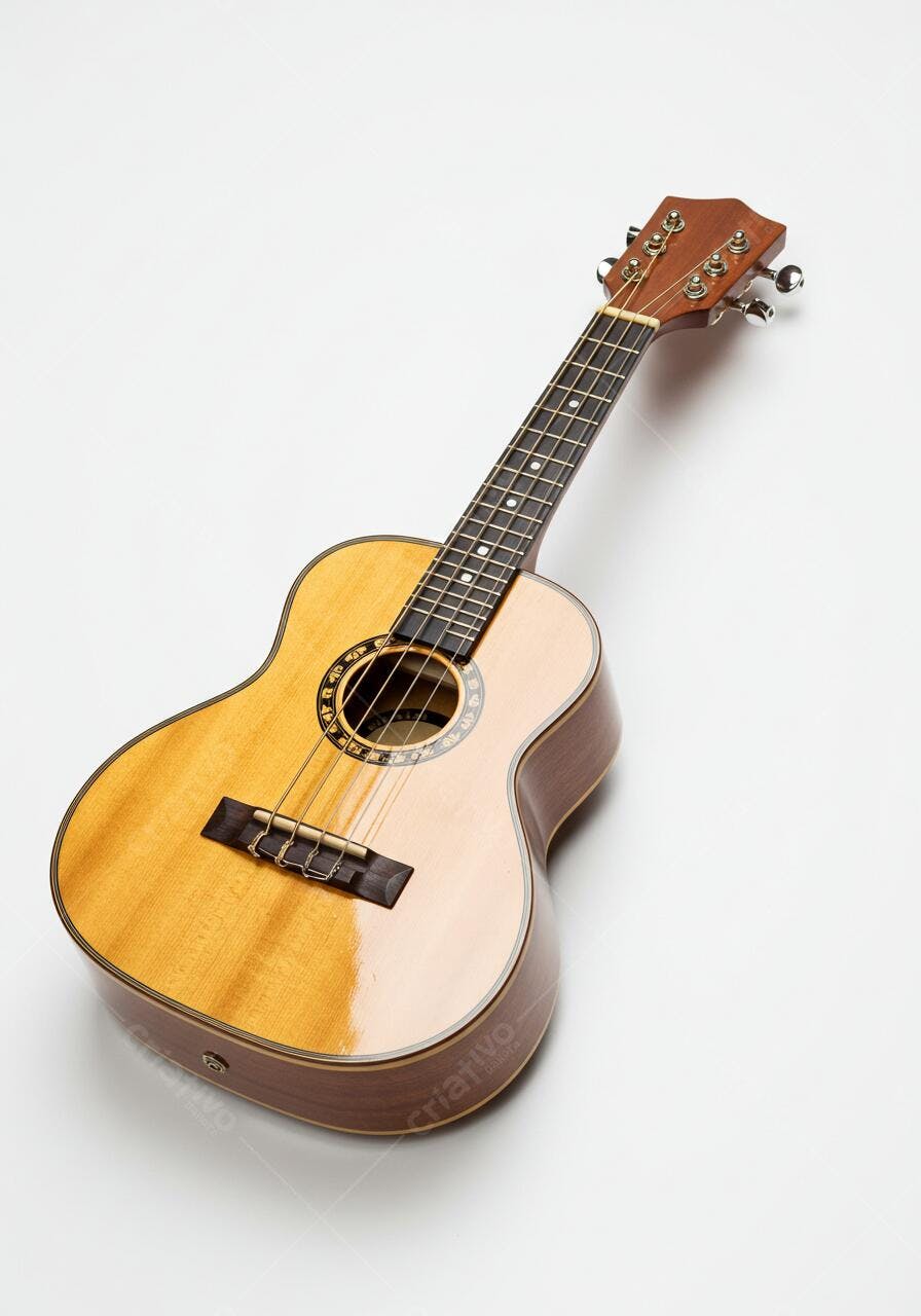 Ukulele de madeira marrom e amarela em fundo branco
