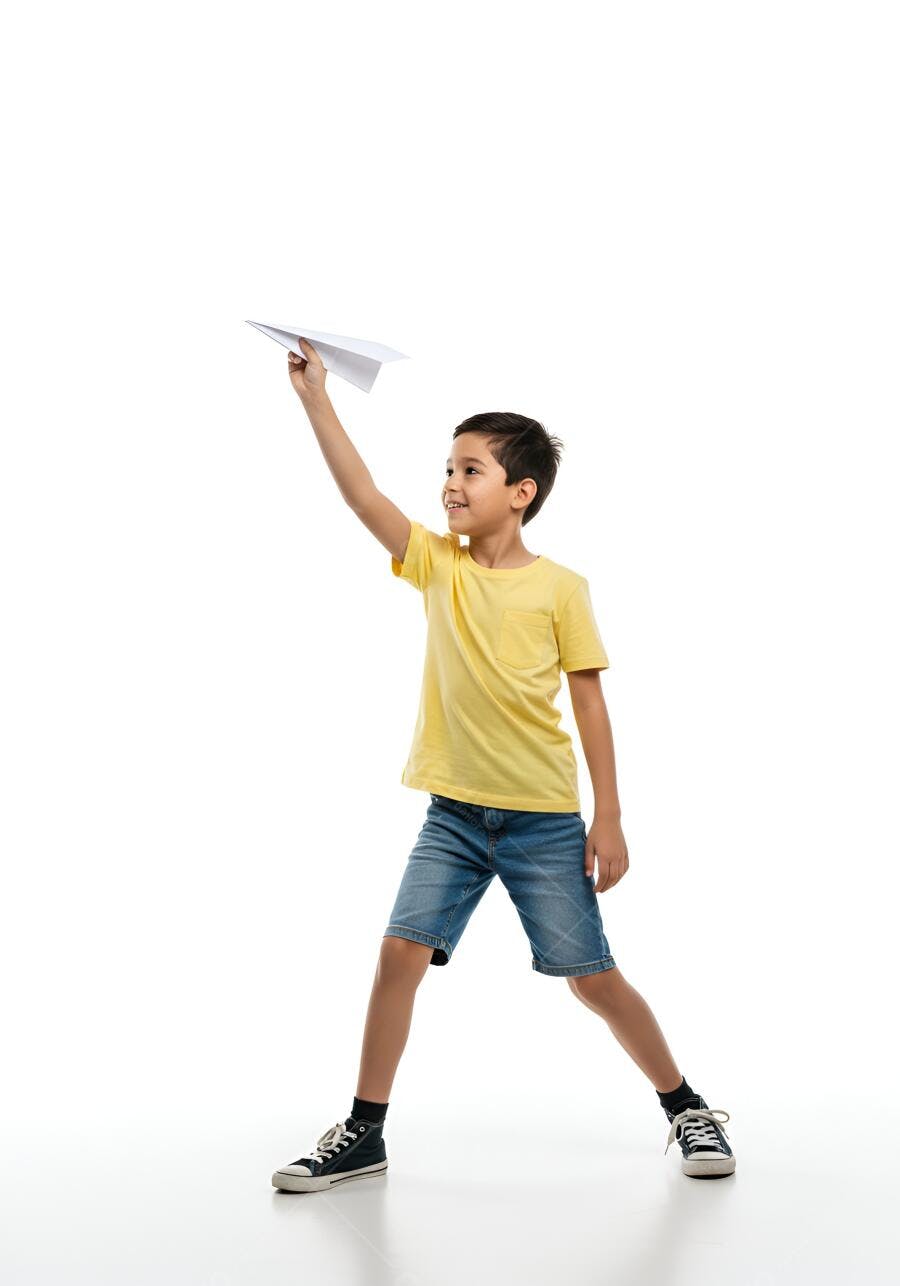 Menino lançando aviãozinho de papel fundo branco