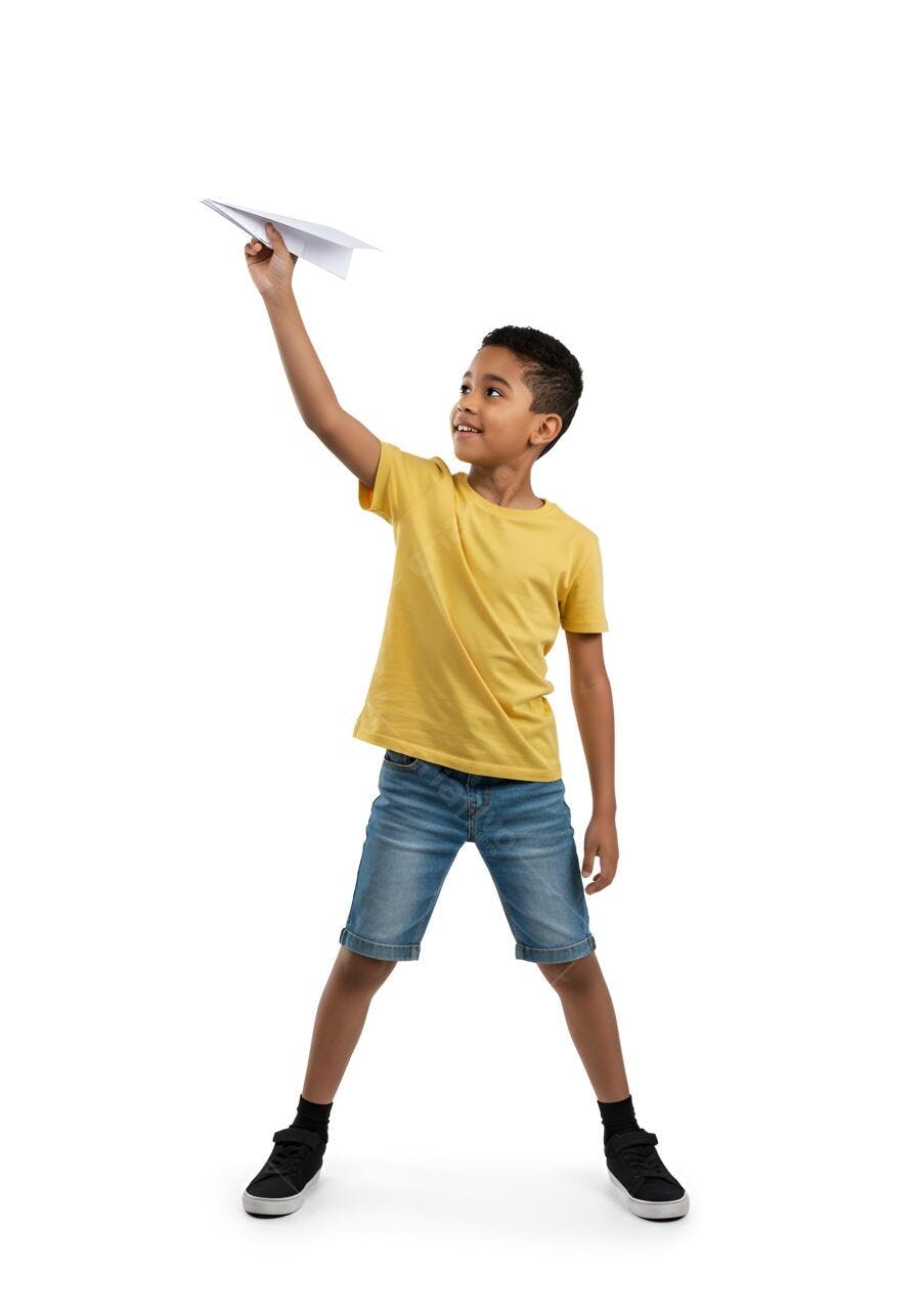 Criança negra lançando avião de papel