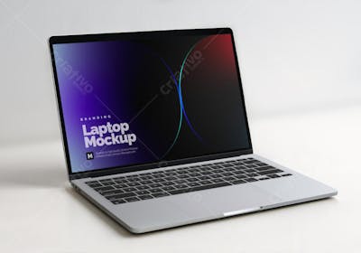 Mockup Notebook Prata: Design Moderno com Tela Escuro