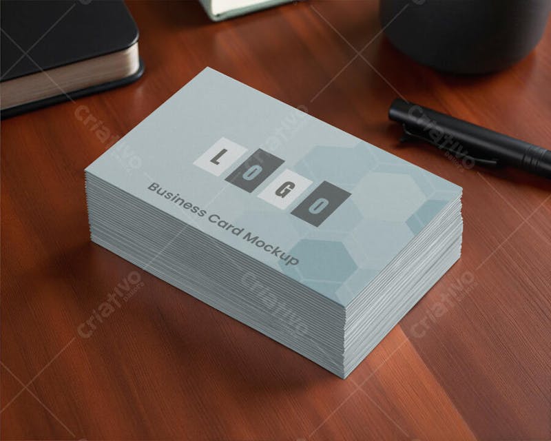 Mockup de Cartões de Visita Minimalista em Mesa de Madeira