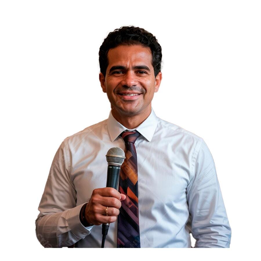 Homem sorrindo com microfone evento