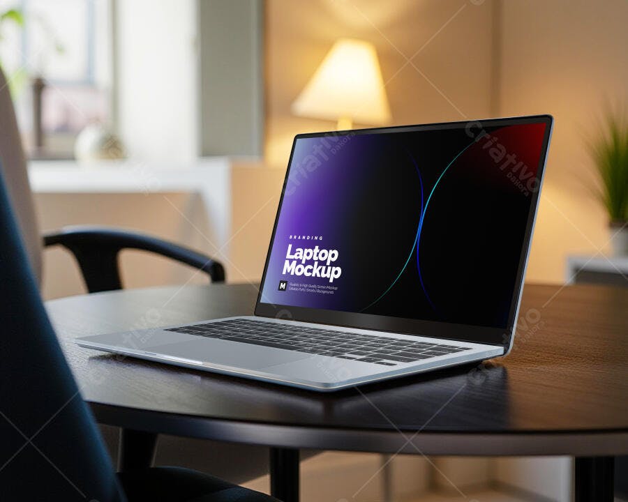 Mockup Notebook Moderno em Mesa de Madeira - Design Minimalista