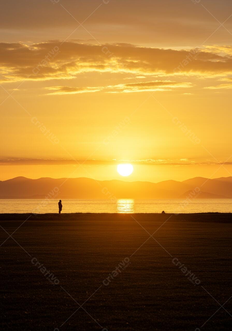 Silhueta homem pôr do sol praia