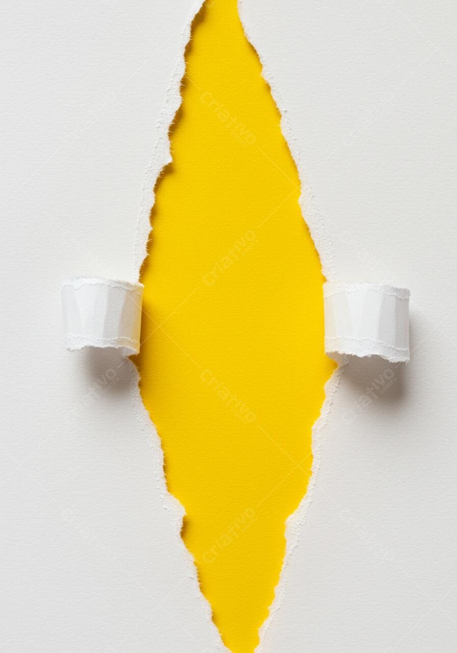 Papel rasgado revelando fundo amarelo