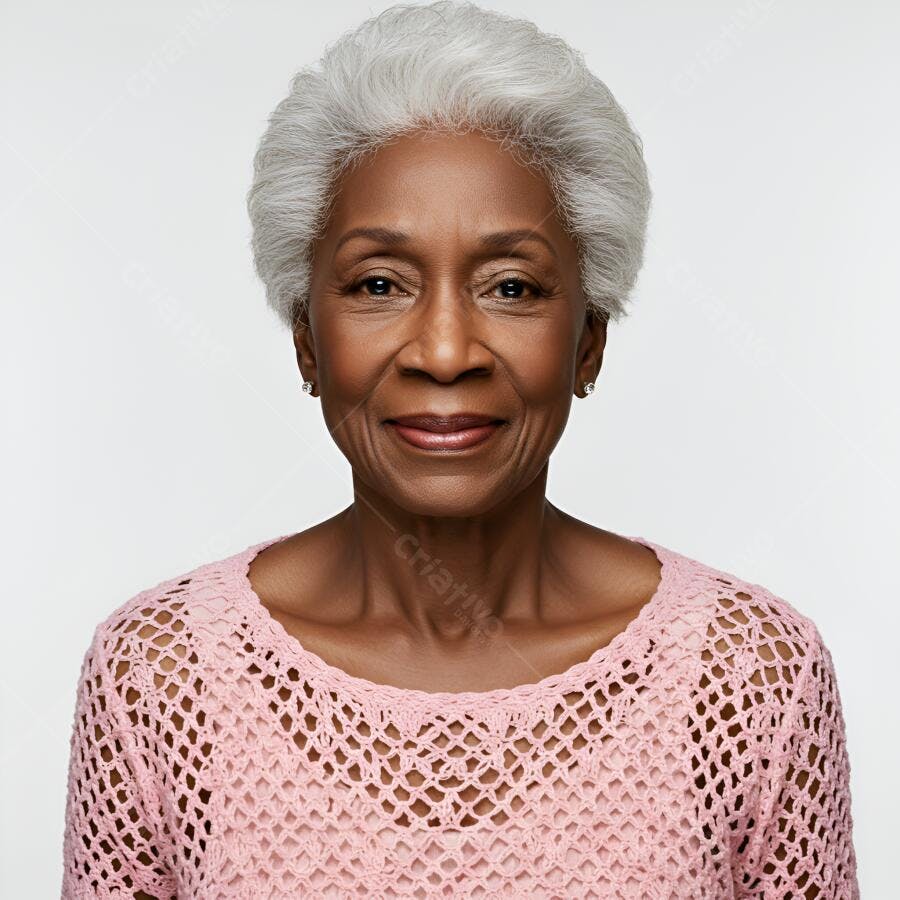 Mulher negra idosa sorrindo roupa rosa