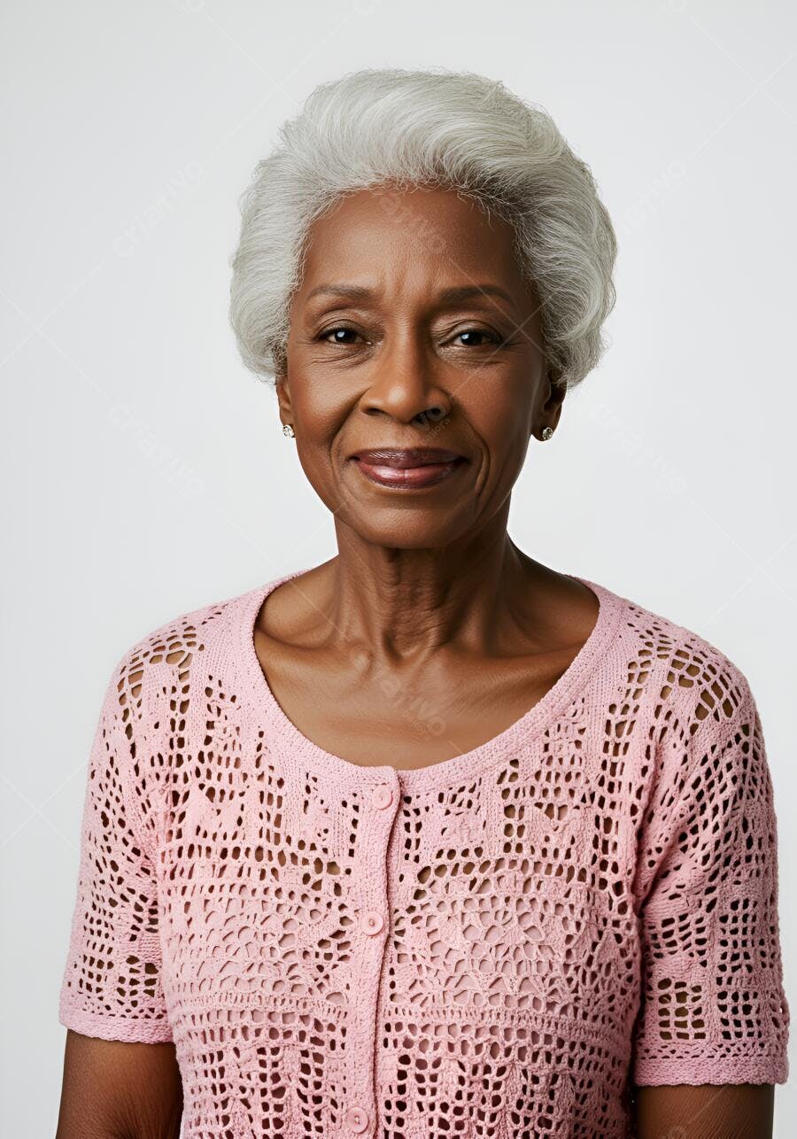 Mulher negra idosa sorrindo rosa