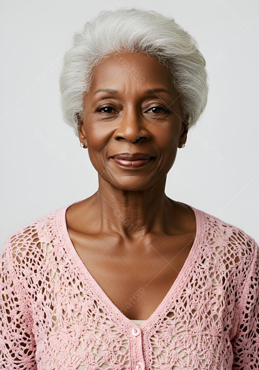 Mulher negra idosa sorrindo fundo branco