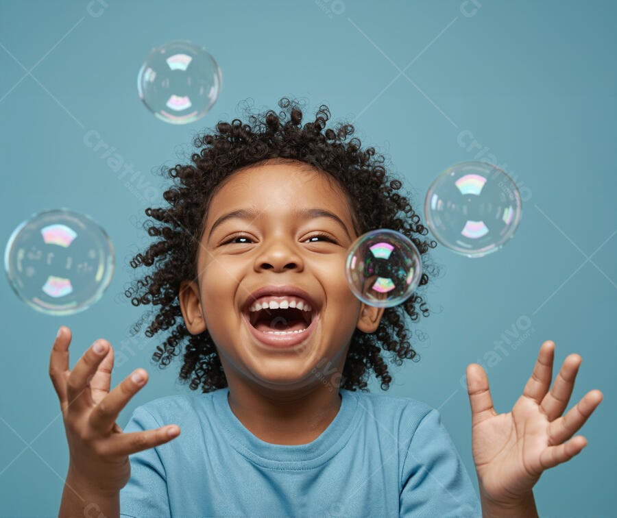 Criança feliz brincando com bolhas de sabão