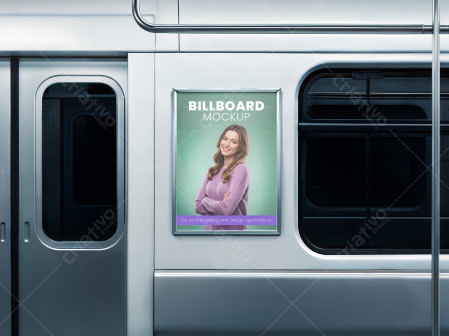 Mockup de Outdoor em Trem: Modelo Realista com Mulher