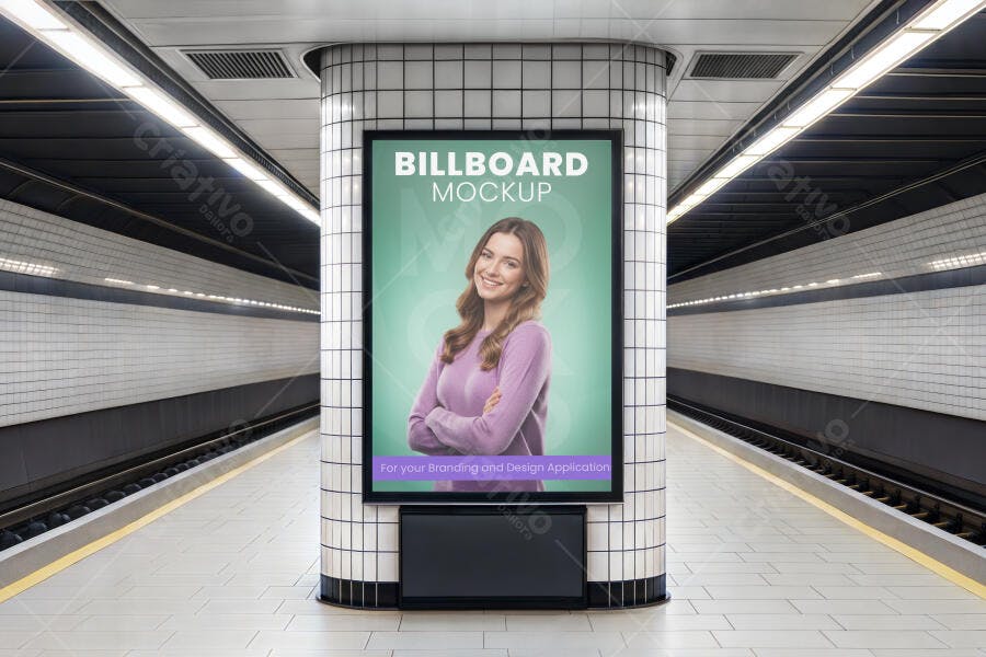 Mockup de Outdoor em Metrô: Mulher Sorrindo, Tons Lilás e Verde