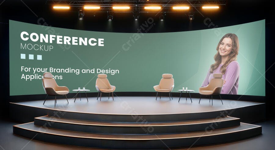 Mockup Palco de Conferência Moderno com Tela Curva Verde e Mulher Sorrindo
