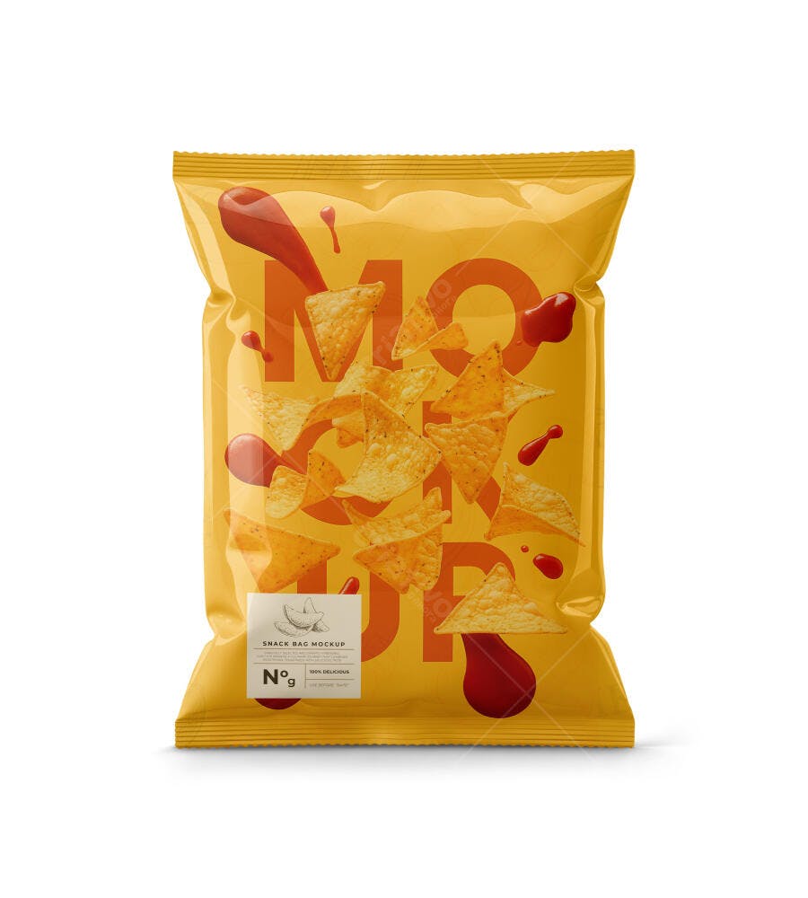Mockup Realista de Embalagem de Salgadinho Amarelo com Tortillas e Molho Vermelho