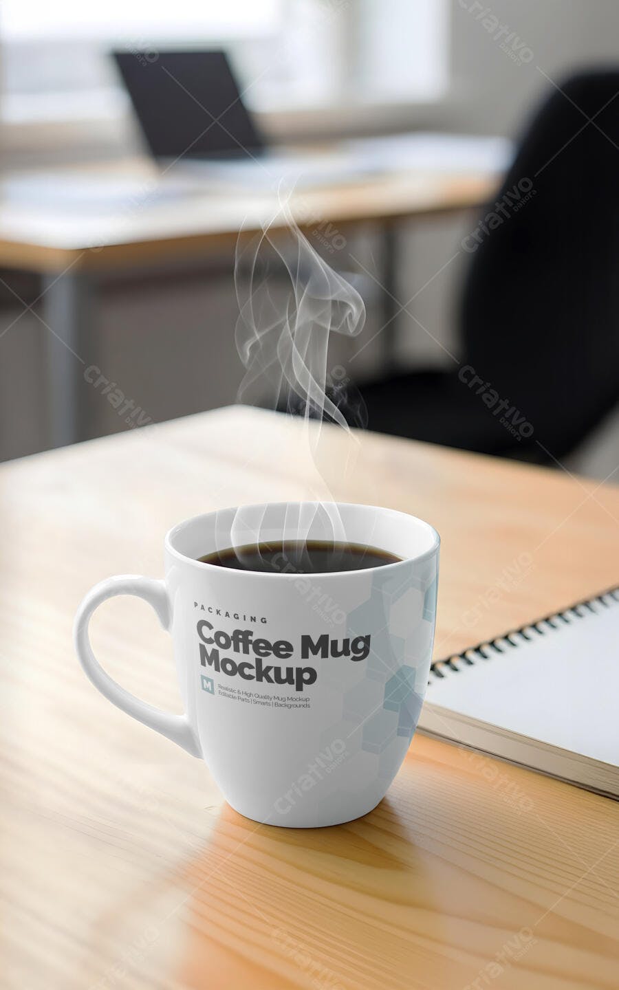 Mockup Realista de Caneca de Café Fumegante em Mesa de Escritório com Notebook Desfocado