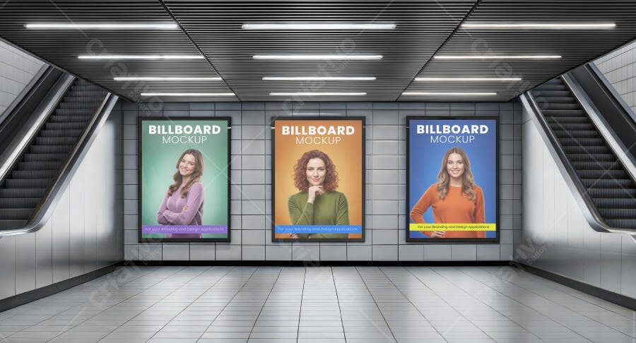Mockup de 3 Outdoors Luminosos em Estação de Metrô com Mulheres Sorrindo