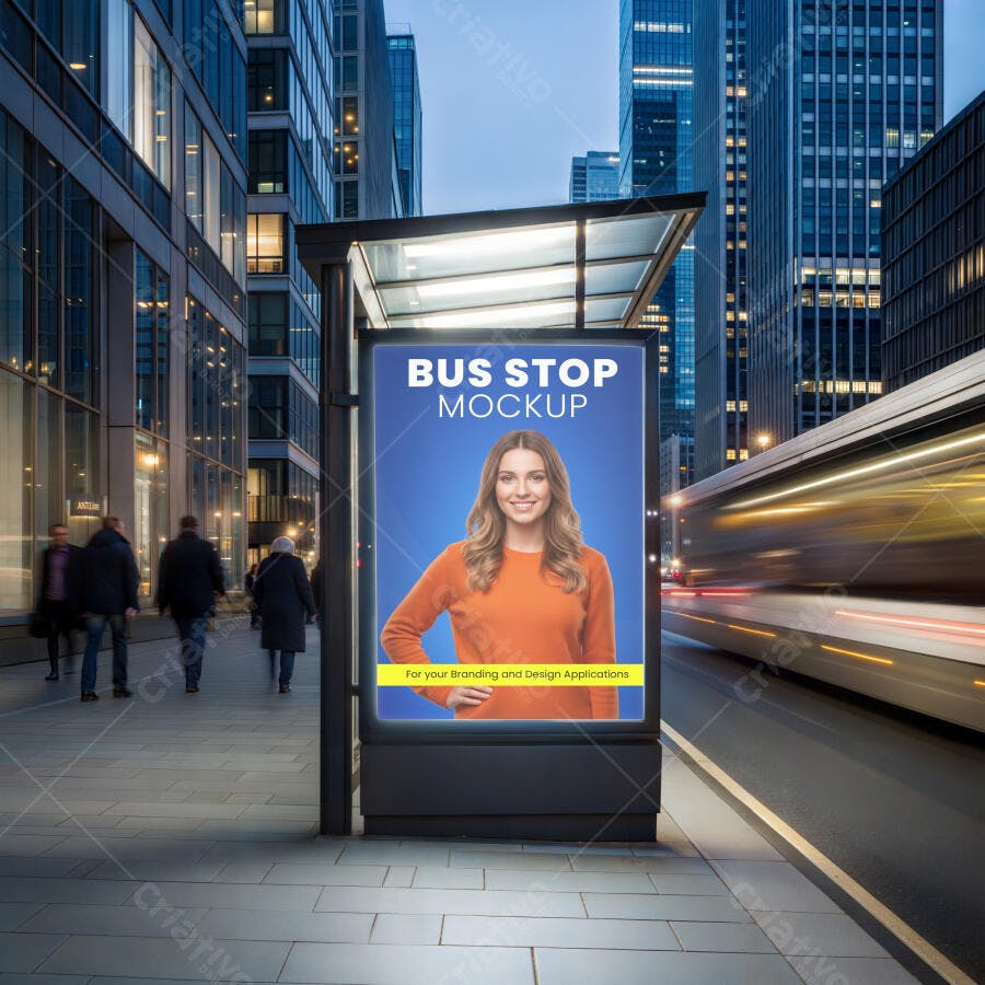 Mockup Realista de Painel de Ônibus Urbano Noturno com Mulher Sorrindo para Anúncio