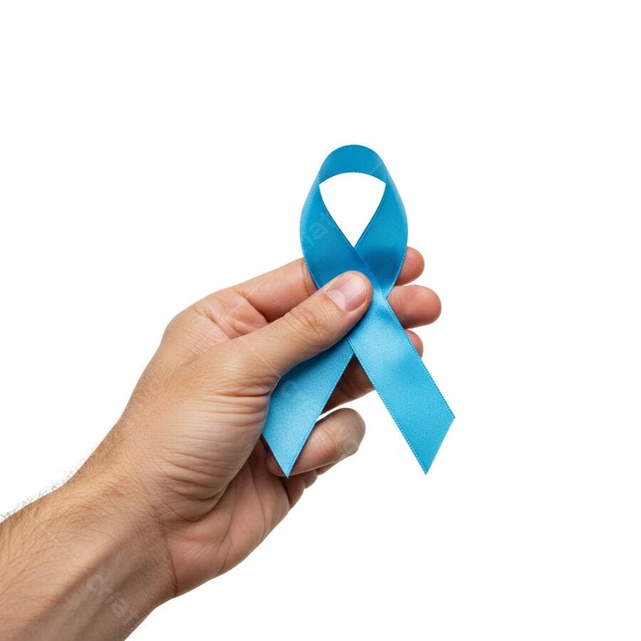 Mão masculina segurando fita azul claro símbolo de conscientização em fundo branco