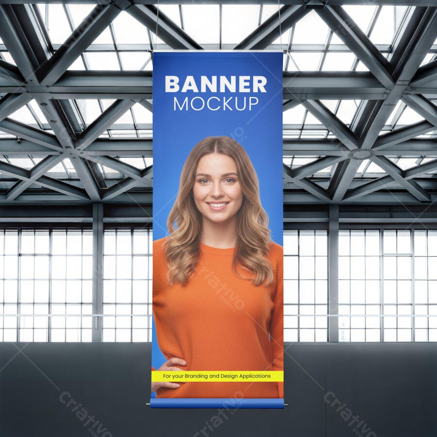 Mockup Banner Roll-up Vertical com Mulher Jovem Sorridente em Cenário Moderno Azul Laranja