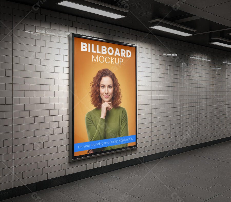 Mockup Realista de Painel Publicitário em Metrô com Mulher Jovem e Fundo Laranja