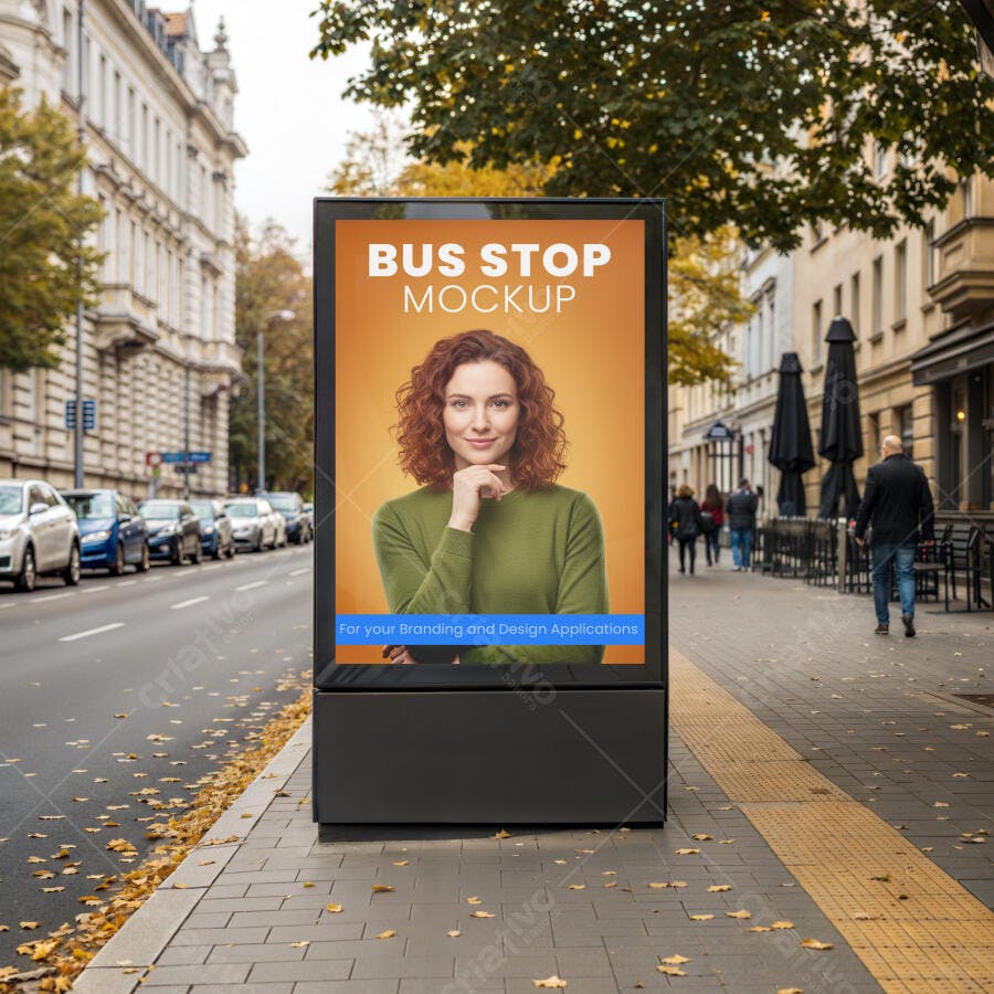 Mockup Outdoor Realista Painel Digital de Ponto de Ônibus com Mulher Ruiva na Cidade