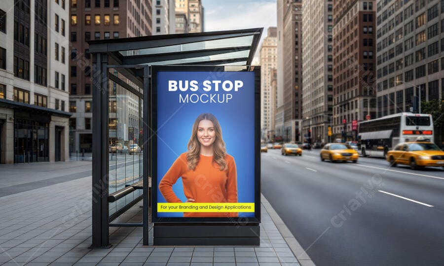 Mockup Outdoor Urbano em Ponto de Ônibus, Cidade Movimentada, Mulher Sorrindo