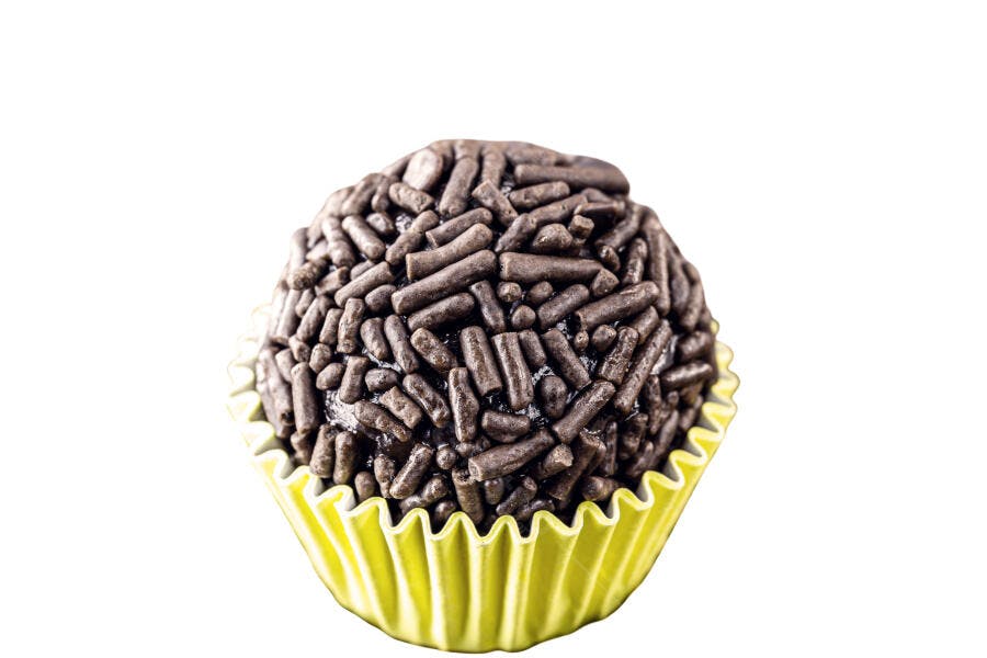 Brigadeiro de chocolate com granulado em forminha amarela