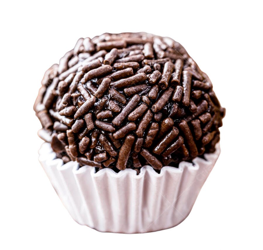 Brigadeiro de chocolate com granulado em forminha branca doce tradicional brasileiro