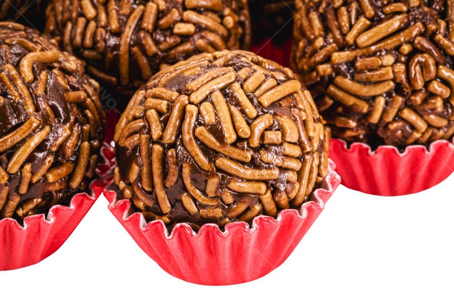 Brigadeiro de chocolate com granulado em forminhas vermelhas doce brasileiro