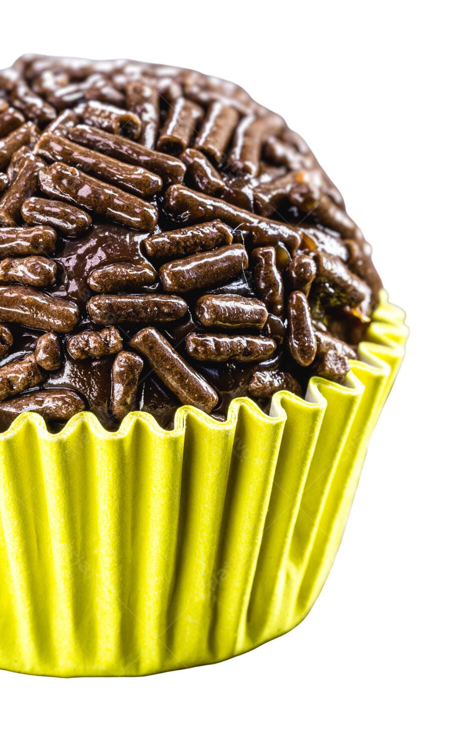 Brigadeiro brasileiro com granulado de chocolate em forminha amarela