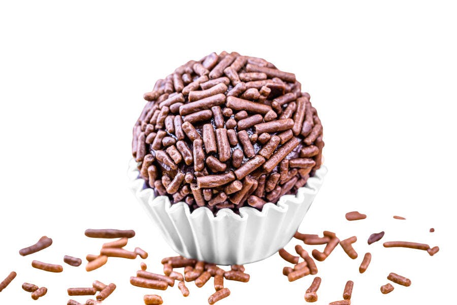 Brigadeiro de chocolate com granulado em forminha branca doce tradicional