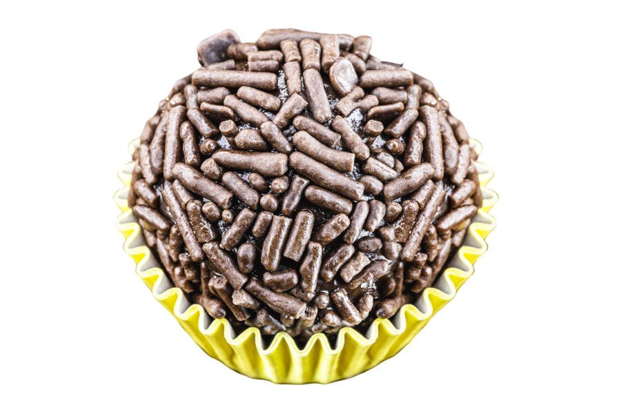 Brigadeiro brasileiro coberto com granulado de chocolate em forminha amarela