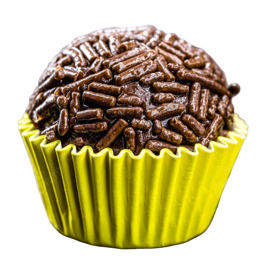 Brigadeiro brasileiro coberto com granulado em forminha amarela vibrante